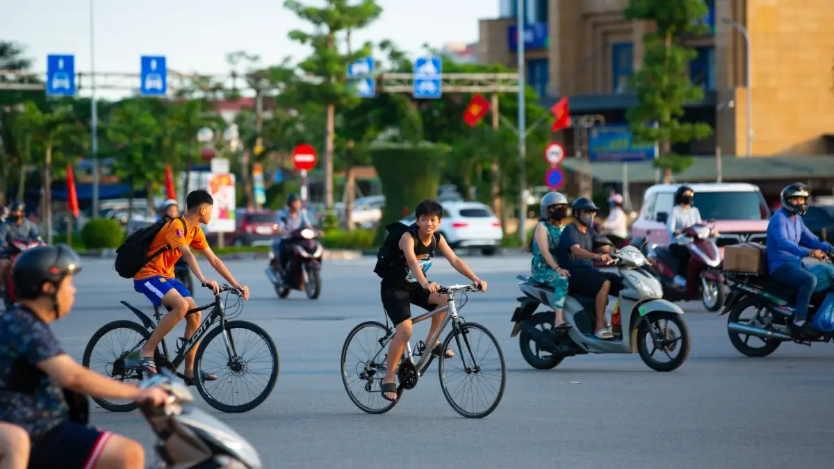 Muon Nghe - Top 10 side quests for your second trip to HCMC - Talk to locals